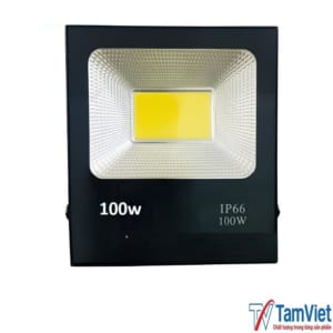 Hình ảnh đèn pha LED 100W ánh sáng trắng sử dụng cho sân bãi, công trình, nhà xưởng và khu vực ngoài trời với khả năng chiếu sáng mạnh mẽ.